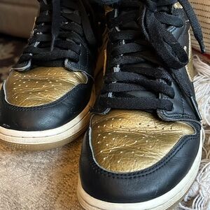 Air Jordan Nike air, high top, black and gold youth 6